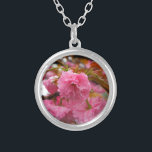 Collier Fleurs de fleurs de cerisier rose chaud<br><div class="desc">Fleurs de fleurs de cerises roses chaudes Photo de Sandy Closs prise au lac Arrowhead Rose,  fleur,  fleurs,  floral,  printemps,  cerise,  cerises,  jardin,  mariage,  mariages, </div>