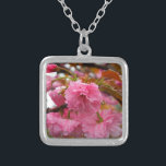 Collier Fleurs de fleurs de cerisier rose chaud<br><div class="desc">Fleurs de fleurs de cerises roses chaudes Photo de Sandy Closs prise au lac Arrowhead Rose,  fleur,  fleurs,  floral,  printemps,  cerise,  cerises,  jardin,  mariage,  mariages, </div>