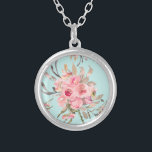 Collier Fleurs rose pâle sur bleu clair<br><div class="desc">De magnifiques fleurs d'aquarelle rose pâle fleurissent contre un arrière - plan bleu clair.</div>