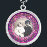 COLLIER FRUITS DE RENAISSANCE FLORENTINE, MODÈLE PHOTO<br><div class="desc">Elégant,  classique,  vibrant art Renaissance,  chef-d'oeuvre de Bottega della Robbia ( Florence - Italie ) en rouge vif,  fuchsia,  vert,  violet,  rose,  violet couleurs.</div>