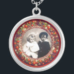 COLLIER FRUITS DE RENAISSANCE FLORENTINE, MODÈLE PHOTO<br><div class="desc">Elégant,  classique,  vibrant art Renaissance,  chef-d'oeuvre de Bottega della Robbia ( Florence - Italie ) en rouge vif,  fuchsia,  vert,  violet,  rose,  violet couleurs.</div>