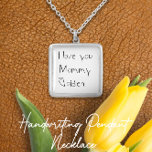 Collier Garder l'écriture manuscrite minimaliste de l'enfa<br><div class="desc">Les modèles de collier de charme d'écriture de Mme Monogram vous permettent de télécharger l'écriture de votre enfant sur le charme pour une conservation à dernier une vie. Prenez l'écriture de votre être cher ou écrivez votre propre sentiment, scannez l'écriture manuscrite, ou prenez une photo, puis téléchargez-la au charme. Notre...</div>