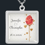 Collier Golden Love Hearts et Mariage rouge<br><div class="desc">Un élégant collier pour célébrer vos noces avec des coeurs d'amour de couleur dorée accrochés derrière un long bourgeon de rose rouge. L'arrière - plan est un subtil motif des coeurs d'amour. Le texte est entièrement personnalisable pour vos propres occasions spéciales.</div>