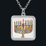 Collier Heureux Hanoukka Dreidels Menorah<br><div class="desc">Vous visualisez la collection Lee Hiller Design. Vêtements,  cadeaux & Objets de collection Lee Hiller Photographie ou collection d'Arts numériques. Vous pouvez voir sa photographie de Nature sur http://HikeOurPlanet.com/ et suivre son blog randonnée dans le Parc National des Sources Hot Springs.</div>