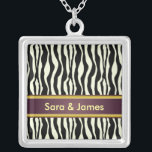 Collier Impression Zebra<br><div class="desc">Nous avons conçu celui-ci avec un arrière - plan d'impression zébrée noir et blanc et une barre de texte améthyste. Ces magnifiques colliers personnalisés font d'excellents cadeaux de mariage et de mariage !</div>