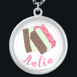 Collier ITALIE Italie Nourriture italienne Spumoni Crème g<br><div class="desc">L'illustration présente un délicieux dessert italien de gelato de spumoni, avec des couches de crème glacée de cerise, de menthe et de chocolat, ainsi que des morceaux de cerises, de fruits et de noix. Idéal pour les amateurs de crème glacée, les amateurs de spumone ou les amateurs de classiques culinaires...</div>