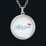 Collier j'adore Paris (J'aime Paris) avec béret rouge<br><div class="desc">Un design adorable qui dit "j'adore Paris,  I Love Paris",  en bleu français. On a même jeté un petit béret rouge !</div>