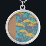 Collier Jardin Golden Yarrow avec Arrière - plan bleu<br><div class="desc">Des fleurs en fil d'or ponctuent cette belle scène de jardin. L'arrière - plan bleu arbore également une touche de feuilles éparpillés un peu partout. C’est comme regarder une photo de Magic Eye,  sauf beaucoup plus amusant!</div>