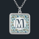 Collier Joli Blue Shell Starfish Motif Monogramme<br><div class="desc">Ajoutez votre propre monogramme / initial à ce joli coquillage bleu et crème et motif d'étoiles de mer. Il évoque des images de la plage et de l'été. Il y a cinq variétés de coquillages dans la conception et une étoile de mer. Parfait pour la mer / plage / océan...</div>