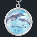 Collier Joli dauphin d'aquarelle| Nom et texte<br><div class="desc">Ce magnifique collier présente des dauphins aquarellisés et une référence vers (Isaïe 43:2).  Inclut un modèle de texte pour la personnalisation!</div>