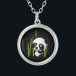 Collier Joli ours de panda noir et blanc dans une bosquet<br><div class="desc">Quelle jolie illustration d'un ours en panda noir et blanc assis parmi les tiges de bambou vert dans une petite bosquet,  qui a l'air heureux,  amical et aimable. L'arrière - plan noir fait vraiment ce petit panda pop!</div>