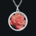 Collier Joli rose rose Peach floral<br><div class="desc">Rose Peach Rose Belle photo d'une rose rose païenne par l'artiste Sandra Marie Closs. Ajoutez votre propre texte, nom ou monogramme pour créer le produit parfait pour toute occasion. Mariage, fête de mariée jardin, sympathie, anniversaire, baby shower, toute célébration ou juste pour rendre votre journée un peu plus agréable. floral,...</div>