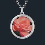 Collier Joli rose rose Peach floral<br><div class="desc">Rose Peach Rose Belle photo d'une rose rose païenne par l'artiste Sandra Marie Closs. Ajoutez votre propre texte, nom ou monogramme pour créer le produit parfait pour toute occasion. Mariage, fête de mariée jardin, sympathie, anniversaire, baby shower, toute célébration ou juste pour rendre votre journée un peu plus agréable. floral,...</div>