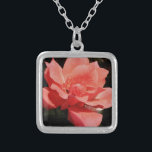 Collier Joli rose rose Peach floral<br><div class="desc">Rose Peach Rose Belle photo d'une rose rose païenne par l'artiste Sandra Marie Closs. Ajoutez votre propre texte, nom ou monogramme pour créer le produit parfait pour toute occasion. Mariage, fête de mariée jardin, sympathie, anniversaire, baby shower, toute célébration ou juste pour rendre votre journée un peu plus agréable. floral,...</div>