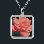 Collier Joli rose rose Peach floral<br><div class="desc">Rose Peach Rose Belle photo d'une rose rose païenne par l'artiste Sandra Marie Closs. Ajoutez votre propre texte, nom ou monogramme pour créer le produit parfait pour toute occasion. Mariage, fête de mariée jardin, sympathie, anniversaire, baby shower, toute célébration ou juste pour rendre votre journée un peu plus agréable. floral,...</div>