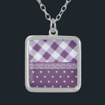 Collier Joli violet à damiers Damask Motif sans joint<br><div class="desc">Lovely Purple checkered Damask Seamless Pattern Beautiful amazing Purple and white diamond design tartan plaid pattern on amazing purple background. One of the latest perfect geometrical repeated simple elegant fashion design for all those who love this color of power for that special wedding occasion, birthday, sentimental gift and for the...</div>