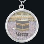 Collier La Mecque Arabie saoudite La ville la plus sainte<br><div class="desc">La Mecque Arabie Saoudite La ville la plus sainte de l’Islam, KaabaMasjid al-Haram, la Mosquée Sainte, entoure la Kaaba (la structure cubique recouverte de tissu qui est le sanctuaire le plus sacré de l’Islam). Il est rempli de musulmans car ils sont les seuls autorisés à y entrer alors qu'ils font...</div>