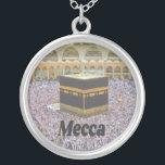 Collier La Mecque Arabie saoudite La ville la plus sainte<br><div class="desc">La Mecque Arabie Saoudite La ville la plus sainte de l’Islam, KaabaMasjid al-Haram, la Mosquée Sainte, entoure la Kaaba (la structure cubique recouverte de tissu qui est le sanctuaire le plus sacré de l’Islam). Il est rempli de musulmans car ils sont les seuls autorisés à y entrer alors qu'ils font...</div>