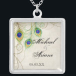 Collier Le paon fait varier le pas de épouser ou<br><div class="desc">C'est des plumes stylisées et par main watercolored de comporter contemporain et sophistiqué de conception de paon, sur un arrière - plan peint à la main de dentelle et de parchemin. VOUS POURRIEZ ÉGALEMENT APPRÉCIER : ACCOMPLISSEZ LA COLLECTION À : INVITATIONS de http://www.zazzle.com/audreyjeanne/gifts?cg=196290129138184832 : CARTE DE RÉPONSE DE RSVP :...</div>