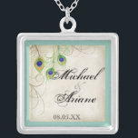 Collier Le paon fait varier le pas de épouser ou<br><div class="desc">C'est des plumes stylisées et par main watercolored de comporter contemporain et sophistiqué de conception de paon, sur un arrière - plan peint à la main de dentelle et de parchemin. VOUS POURRIEZ ÉGALEMENT APPRÉCIER : ACCOMPLISSEZ LA COLLECTION À : INVITATIONS de http://www.zazzle.com/audreyjeanne/gifts?cg=196290129138184832 : CARTE DE RÉPONSE DE RSVP :...</div>