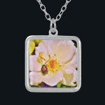 Collier Le scarabée japonais sur la rose blanche<br><div class="desc">Belle photo d'un scarabée japonais sur Rose jaune blanche par l'artiste Sandra Marie Closs. Ajoutez votre propre texte, nom ou monogramme pour créer le produit parfait pour toute occasion. Mariage, fête de mariée jardin, sympathie, anniversaire, baby shower, toute célébration ou juste pour rendre votre journée un peu plus agréable. floral,...</div>