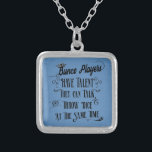 Collier Les joueurs de Bunco ont le talent avec la<br><div class="desc">Les joueurs de Bunco ont le talent qu'ils peuvent parler et jeter la citation originale de matrices en même temps par Artinspired. Dire drôle de bunco. Typographie vintage de style de caractéristiques de conception et une couronne pour la reine de Bunco. Une certaine caractéristique de conception un vieil arrière -...</div>