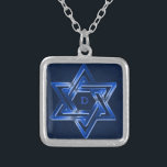Collier L'étoile de David juive brille<br><div class="desc">Personnalisez-le avec l'initiale/nom du destinataire ou le supprimez si vous l'auriez plutôt sans texte. Conception originale par le riverme* ©2012.</div>