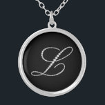 COLLIER LETTRE MONOGRAPHIQUE EN DIAMANTS BLANCS L<br><div class="desc">Elégant diamants blancs imprimer lettre monogramme L. Plus de lettres sont disponibles mais toute lettre peut être demandée par e-mail.</div>