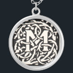 Collier LETTRE vintage M ART NOUVEAU<br><div class="desc">Lettres Art nouveau - Monograms From the Arts & Crafts Movement Cette lettre M est un charmant monogramme de Mugged M créé en 1901 et publié dans un ensemble de livres. Le monogramme M est entouré d'un magnifique motif de vigne dessiné à la main, très dans le style des motifs...</div>