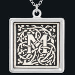 Collier LETTRE vintage M ART NOUVEAU<br><div class="desc">Lettres Art nouveau - Monograms From the Arts & Crafts Movement Cette lettre M est un charmant monogramme de Mugged M créé en 1901 et publié dans un ensemble de livres. Le monogramme M est entouré d'un magnifique motif de vigne dessiné à la main, très dans le style des motifs...</div>