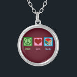 Collier Livres d'amour de paix<br><div class="desc">Un cadeau mignon de Noël de bibliothécaire comportant un signe de paix, le coeur, et une pile de romans. Les livres d'amour de paix fait un bon présent pour un auteur, un auteur, ou un romancier. Conception de rat de bibliothèque d'amusement pour un professeur.</div>