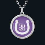 Collier Logo de charme en fer à cheval Lucky monogramme pe<br><div class="desc">Logo de charme en fer à cheval Lucky monogramme personnalisé Collier plaqué argent cadeau. Personnalisez avec du texte,  un nombre chanceux,  des initiales de nom ou un monogramme. Couleurs violettes et blanches ou personnalisées. Idéal pour fermier,  éleveur,  cavalier,  cavalier,  amoureux du cheval,  etc.</div>