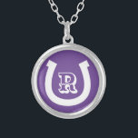 Collier Logo de charme en fer à cheval Lucky monogramme pe<br><div class="desc">Logo de charme en fer à cheval Lucky monogramme personnalisé Collier plaqué argent cadeau. Personnalisez avec du texte,  un nombre chanceux,  des initiales de nom ou un monogramme. Couleurs violettes et blanches ou personnalisées. Idéal pour fermier,  éleveur,  cavalier,  cavalier,  amoureux du cheval,  etc.</div>