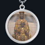 Collier Madonna de Montserrat Black Madonna Espagne<br><div class="desc">Madonna de Montserrat Black Madonna Vierge Marie - gravures d'art sur divers matériaux. Une excellente idée cadeau pour égayer votre maison. Achetez également cette oeuvre d'art sur des étagères téléphoniques, vêtements, tasses, coussins et plus encore. Poster et Art Imprimer sur les vêtements et pour votre mur - divers arrière -...</div>