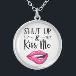 Collier Magenta lèvres de dessin ferme et m'embrasse blanc<br><div class="desc">Ce collier branché kiss me présente un dessin d'une paire de lèvres de rouge à lèvres magenta et la légende Shut up & Kiss Me dans une police moderne noire sur un arrière - plan blanc clair.</div>