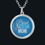 Collier Maman fière d'autisme<br><div class="desc">Un beau cadeau de sensibilisation sur l'autisme pour une mère qui aime son fils ou fille autiste. A dans l'autisme est le ruban de conscience de morceau de puzzle à côté de texte bleu sur un arrière - plan assez bleu.</div>