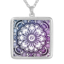 Mandala violet de fleurs monogrammes