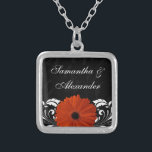 Collier Marguerite orange de Gerbera avec le rouleau noir<br><div class="desc">La collection assortie de bon goût, chic et chique comporte l'arrière - plan noir avec les rouleaux de tourbillonnement subtils, et une conception blanche vive de premier plan de remous avec la fleur orange vibrante de marguerite de gerber de gerbera. Parfaitement élégant pour un mariage de chute ou d'automne, le...</div>