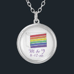 Collier Mariage arc-en-ciel Coupe Gay pride Mois LGBTQ<br><div class="desc">Le collier présente une illustration originale d'une tranche de gâteau mariage de la couche arc-en-ciel avec glaçage à la vanille. Personnalisez simplement avec les initiales du couple et la date du mariage pour un cadeau unique ou une faveur de mariage. Cette conception est également disponible sur d'autres produits. Ne vois-tu...</div>