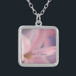 Collier Mariage de fleurs de jacinthe rose<br><div class="desc">Le joli collier de Pendentif Mariage rose Hyacinth Flowers fait un cadeau unique pour garder la mariée ou ses demoiselles d'honneur et la fête de la mariée. Cet élégant bijou nuptial fleuri et fleuri présente une photo florale d'une fleur de printemps rose à l'intérieur d'un pendentif carré plaqué argent sterling....</div>