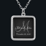 Collier Mariage élégant gris noir de monogramme<br><div class="desc">Collier élégant de mariage de monogramme. Concevez par le © 2008 d'Elke Clarke pour MonogramGallery chez Zazzle. Noir et blanc avec le texte initial gris a recouvert avec les noms et la date de mariage de jeunes mariés. Grand cadeau de mariage,  souvenir de mariage ou faveur de mariage.</div>