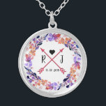 Collier Mariage floral pourpre Monogramme Wreath<br><div class="desc">Mariage floral violet Monogram Wreath Design Fait un beau cadeau pour Mariée,  et les mères. Aussi,  les demoiselles d'honneur et Flower Girl à porter pendant le mariage.</div>