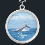 Collier Maui Hawaii Ocean Whale Tail<br><div class="desc">Maui Hawaii Ocean Whale Tail Whale Plongée avec la queue sortant de l'eau de l'océan. La belle île de Maui en arrière - plan.</div>