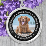 Collier Mémorial pour animaux de compagnie en mémoire d'am<br><div class="desc">Honore ton meilleur ami avec un collier de mémorial personnalisé pour animaux de compagnie. Ce souvenir unique est le cadeau parfait pour vous, votre famille ou vos amis pour rendre hommage à votre être aimé. Ce collier commémoratif de chien présente un design simple en noir et blanc avec un script...</div>