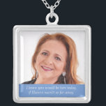Collier Mère bleue de la mariée Photo Mémorial de mariage<br><div class="desc">Portez ce magnifique collier commémoratif de la Mère de la Mariée le jour de votre mariage pour sentir l'amour que vous avez partagé avec elle et la garder proche le jour spécial. Ajoutez votre propre texte spécial, ou, utilisez le libellé comme indiqué "Nous savons que vous seriez ici aujourd'hui si...</div>