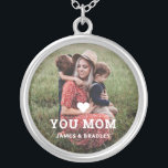 Collier Mignonne COEUR AIME-TOI MÈRE Fête des mères<br><div class="desc">Cute HEART LOVE YOU MOM Mother's Day Le collier présente votre photo préférée avec le texte "(love heart) you Mom" en texte blanc moderne avec vos noms ci-dessous. Personnalisez en modifiant le texte dans la zone de texte fournie et en ajoutant votre propre image. Conçu par ©2022 Evco Studio www.zazzle.com/store/evcostudio...</div>