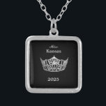 Collier Miss America style Couronne<br><div class="desc">Placé en argent et en forme de carré avec un arrière - plan de couleur noire, ce charmant collier a au centre l'image d'une couronne brillante de style Miss America en argent. Image sur le devant seulement. Texte du nom et de la date du concours. Parfait pour les pourcentages et...</div>