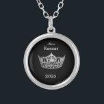 Collier Miss America style Couronne<br><div class="desc">Placé en argent et en forme ronde avec un arrière - plan de couleur noire, ce charmant collier a au centre une image d'une couronne brillante de style Miss America en argent. Image sur le devant seulement. Texte du nom et de la date du concours. Parfait pour les pourcentages et...</div>