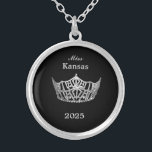 Collier Miss America style Couronne<br><div class="desc">Placé en argent et en forme ronde avec un arrière - plan de couleur noire, ce charmant collier a au centre une image d'une couronne brillante de style Miss America en argent. Image sur le devant seulement. Texte du nom et de la date du concours. Parfait pour les pourcentages et...</div>
