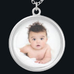 Collier Modèle photo bébé personnalisé<br><div class="desc">Ajoutez la photo de votre bébé à ce collier pour un merveilleux cadeau personnalisé ou offrez-vous un cadeau. C'est un choix merveilleux pour les vacances, la fête de la mère, la fête des grands-parents et d'autres occasions spéciales. Chargez la photo sélectionnée à la place de l'exemple de photo présenté dans...</div>